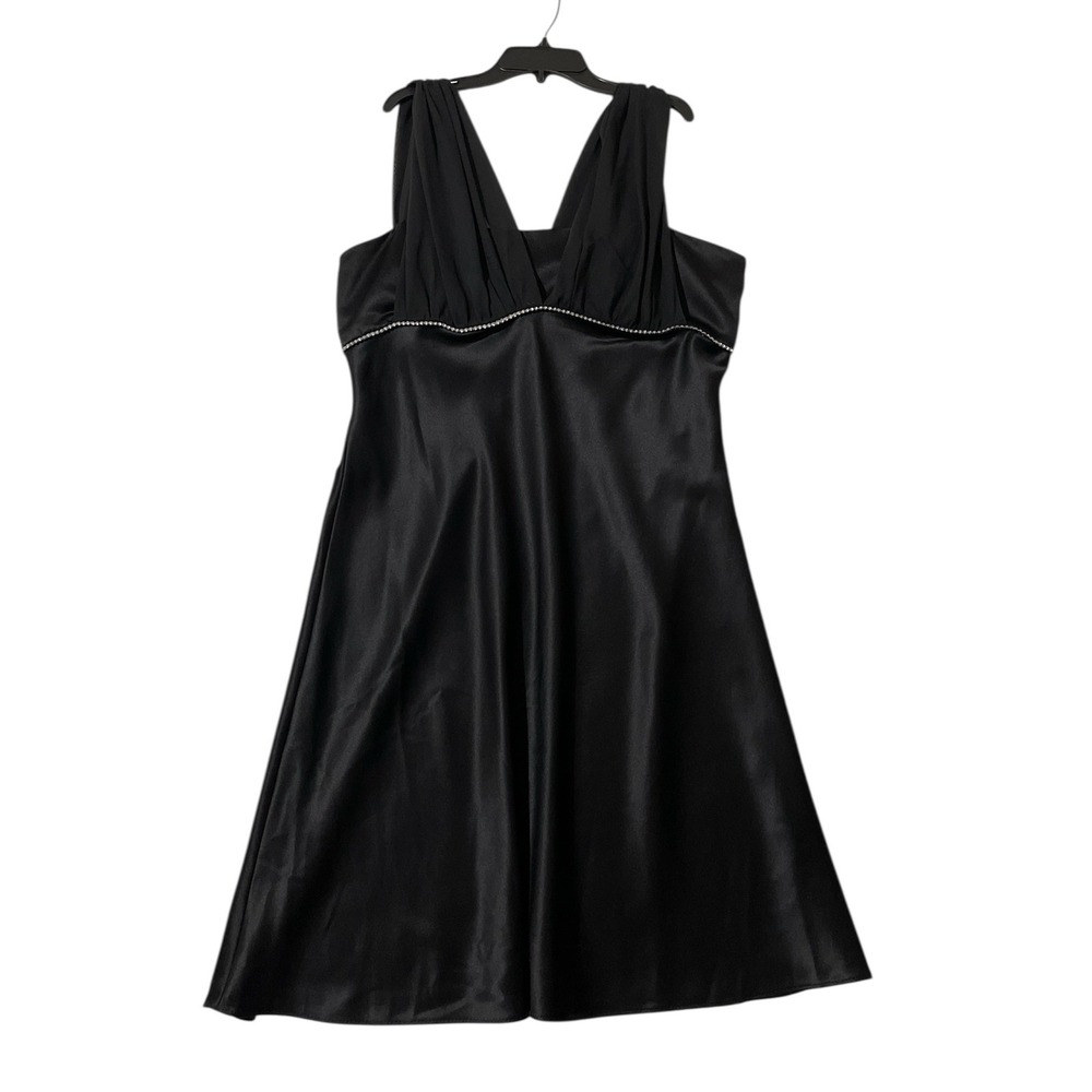 Elegant Black Sleeveless Dress - Picture 9 of 9